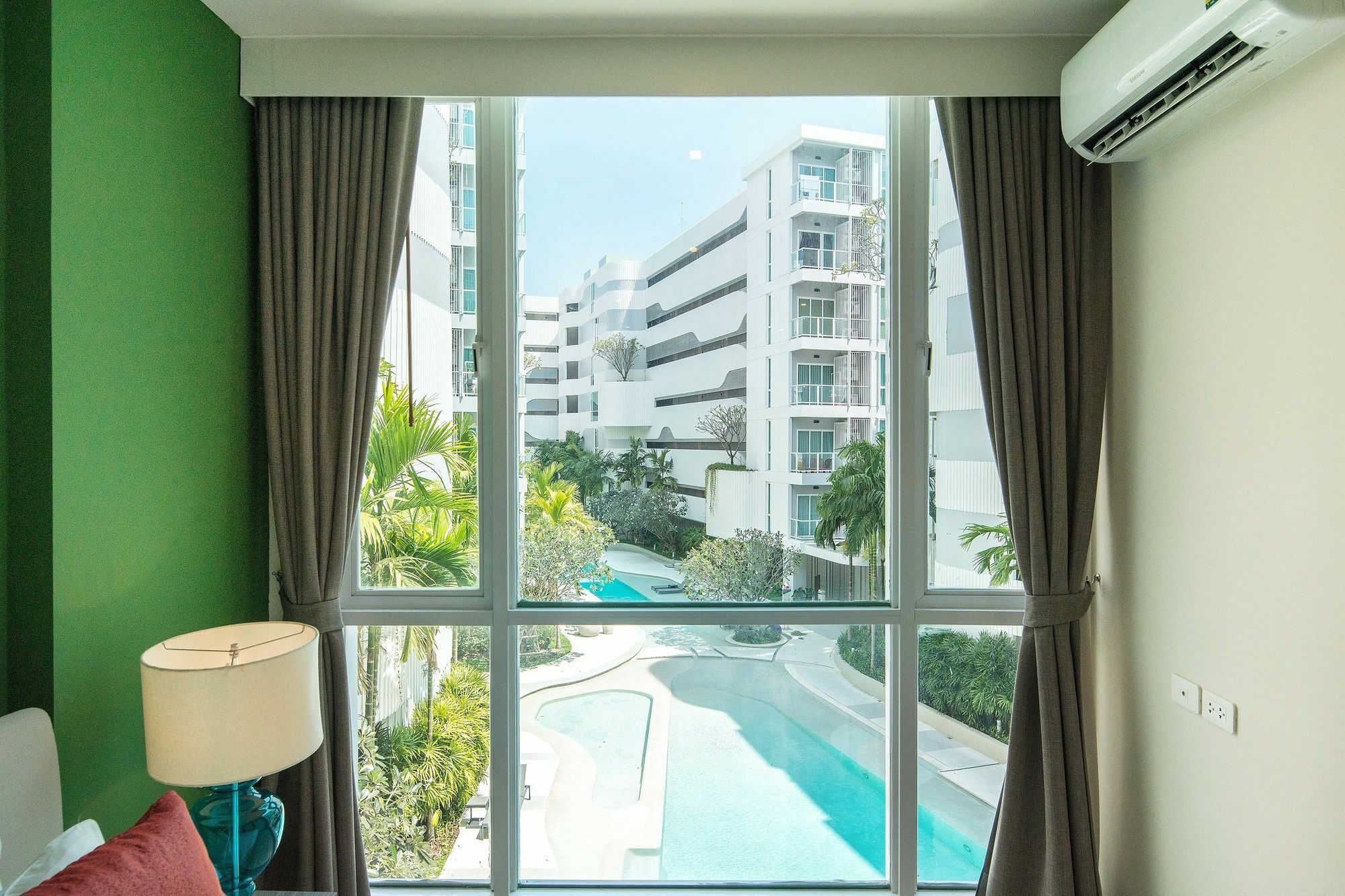 Favstay - The Base Downtown Phuket Kültér fotó